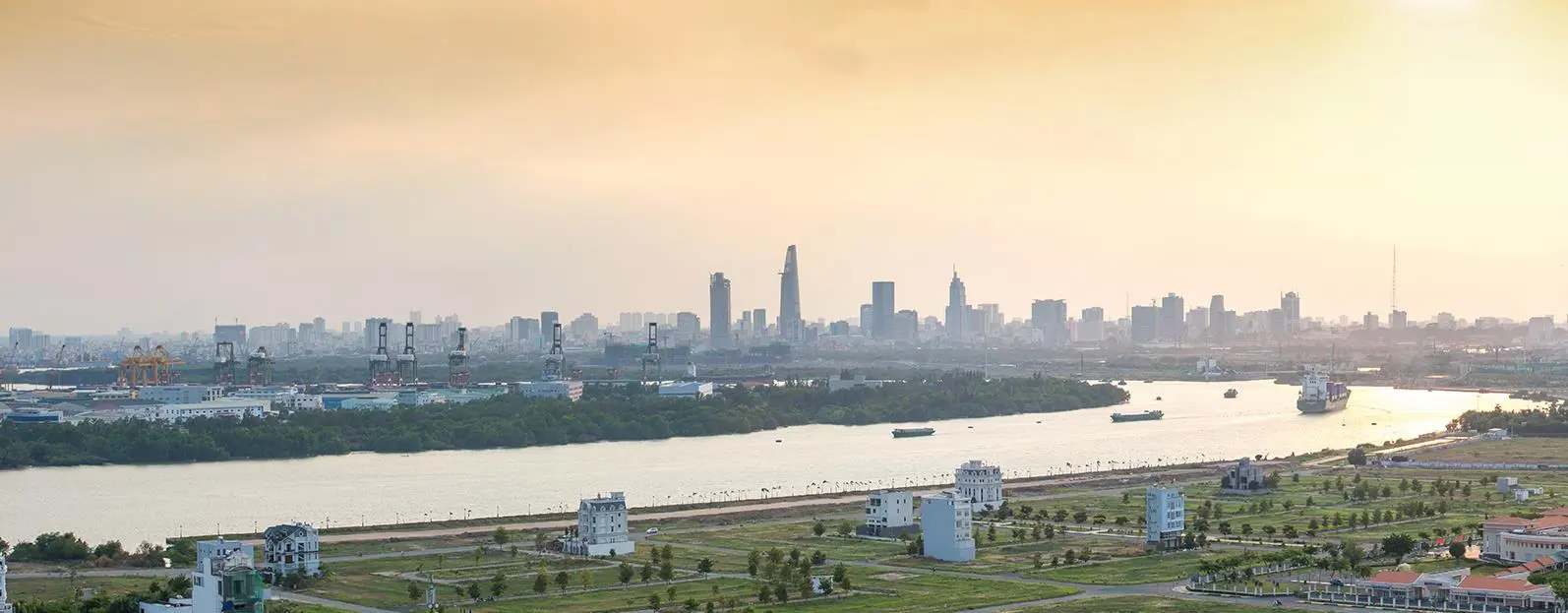 Sông Sài Gòn và đường chân trời Quận 1 lúc chiều